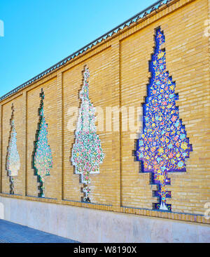 Die hohe Mauer, die umliegenden Shah Cheragh heiligen Glanz, ist mit bunten flotal Muster aus glasierten Fliesen, Shiraz, Iran Stockfoto