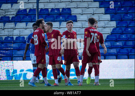 Oldham, Großbritannien. 7. Aug 2019. Liverpools Spieler feiern ihre öffnung Ziel während der Leasing.com Trophy Match zwischen Oldham Athletic und Liverpool an Boundary Park, Oldham am Mittwoch, den 7. August 2019. (Credit: Ian Charles | MI Nachrichten) Credit: MI Nachrichten & Sport/Alamy leben Nachrichten Stockfoto