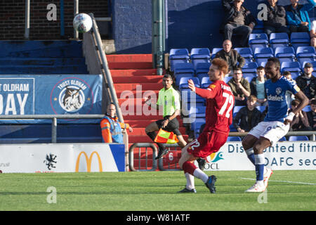 Oldham, Großbritannien. 7. Aug 2019. Oldham's Desire Segbe Azankpo Chips in den Equalizer für Oldham während des Leasing.com Trophy Match zwischen Oldham Athletic und Liverpool an Boundary Park, Oldham am Mittwoch, den 7. August 2019. (Credit: Ian Charles | MI Nachrichten) Credit: MI Nachrichten & Sport/Alamy leben Nachrichten Stockfoto