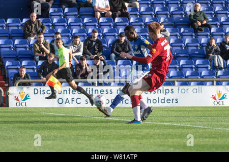Oldham, Großbritannien. 7. Aug 2019. Oldham's Desire Segbe Azankpo Chips in den Equalizer für Oldham während des Leasing.com Trophy Match zwischen Oldham Athletic und Liverpool an Boundary Park, Oldham am Mittwoch, den 7. August 2019. (Credit: Ian Charles | MI Nachrichten) Credit: MI Nachrichten & Sport/Alamy leben Nachrichten Stockfoto