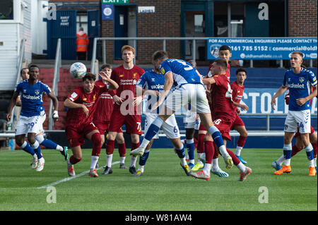 Oldham, Großbritannien. 7. Aug 2019. Oldham's Alex Iacovitti Köpfe einen Versuch am Ziel der Leasing.com Trophy Match zwischen Oldham Athletic und Liverpool an Boundary Park, Oldham am Mittwoch, den 7. August 2019. (Credit: Ian Charles | MI Nachrichten) Credit: MI Nachrichten & Sport/Alamy leben Nachrichten Stockfoto
