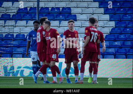Oldham, Großbritannien. 7. Aug 2019. Liverpools Spieler feiern ihre öffnung Ziel während der Leasing.com Trophy Match zwischen Oldham Athletic und Liverpool an Boundary Park, Oldham am Mittwoch, den 7. August 2019. (Credit: Ian Charles | MI Nachrichten) Credit: MI Nachrichten & Sport/Alamy leben Nachrichten Stockfoto