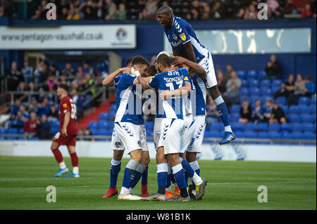 Oldham, Großbritannien. 7. Aug 2019. Alex Iacovitti feiert sein Ziel mit seinem Teamkollegen während des Leasing.com Trophy Match zwischen Oldham Athletic und Liverpool an Boundary Park, Oldham am Mittwoch, den 7. August 2019. (Credit: Ian Charles | MI Nachrichten) Credit: MI Nachrichten & Sport/Alamy leben Nachrichten Stockfoto