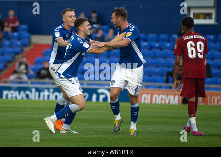 Oldham, Großbritannien. 7. Aug 2019. Alex Iacovitti feiert sein Ziel mit seinem Teamkollegen während des Leasing.com Trophy Match zwischen Oldham Athletic und Liverpool an Boundary Park, Oldham am Mittwoch, den 7. August 2019. (Credit: Ian Charles | MI Nachrichten) Credit: MI Nachrichten & Sport/Alamy leben Nachrichten Stockfoto