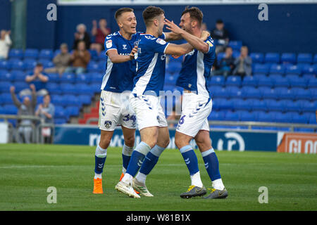 Oldham, Großbritannien. 7. Aug 2019. Alex Iacovitti feiert sein Ziel mit seinem Teamkollegen während des Leasing.com Trophy Match zwischen Oldham Athletic und Liverpool an Boundary Park, Oldham am Mittwoch, den 7. August 2019. (Credit: Ian Charles | MI Nachrichten) Credit: MI Nachrichten & Sport/Alamy leben Nachrichten Stockfoto
