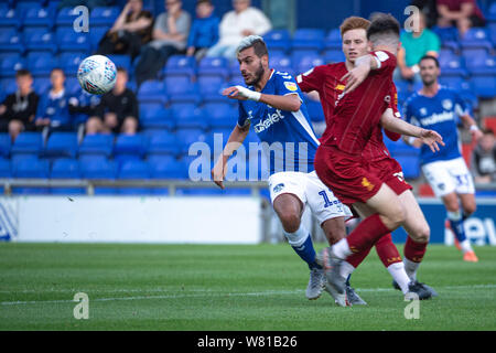 Oldham, Großbritannien. 7. Aug 2019. Oldham's Florian Gonzales versucht durch die Liverpool Verteidigung während des Leasing.com Trophy Match zwischen Oldham Athletic und Liverpool an Boundary Park, Oldham am Mittwoch, 7. August 2019. (Credit: Ian Charles | MI Nachrichten) Credit: MI Nachrichten & Sport/Alamy leben Nachrichten Stockfoto