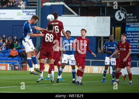 Oldham, Großbritannien. 7. Aug 2019. Oldham's Jamie Scott Köpfe in das dritte Ziel für Oldham während des Leasing.com Trophy Match zwischen Oldham Athletic und Liverpool an Boundary Park, Oldham am Mittwoch, den 7. August 2019. (Credit: Ian Charles | MI Nachrichten) Credit: MI Nachrichten & Sport/Alamy leben Nachrichten Stockfoto