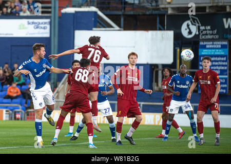 Oldham, Großbritannien. 7. Aug 2019. Oldham's Jamie Scott Köpfe in das dritte Ziel für Oldham während des Leasing.com Trophy Match zwischen Oldham Athletic und Liverpool an Boundary Park, Oldham am Mittwoch, den 7. August 2019. (Credit: Ian Charles | MI Nachrichten) Credit: MI Nachrichten & Sport/Alamy leben Nachrichten Stockfoto