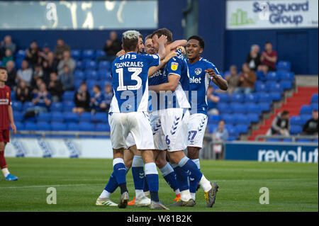Oldham, Großbritannien. 7. Aug 2019. Alex Iacovitti feiert sein Ziel mit seinem Teamkollegen während des Leasing.com Trophy Match zwischen Oldham Athletic und Liverpool an Boundary Park, Oldham am Mittwoch, den 7. August 2019. (Credit: Ian Charles | MI Nachrichten) Credit: MI Nachrichten & Sport/Alamy leben Nachrichten Stockfoto