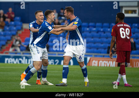 Oldham, Großbritannien. 7. Aug 2019. Alex Iacovitti feiert sein Ziel mit seinem Teamkollegen während des Leasing.com Trophy Match zwischen Oldham Athletic und Liverpool an Boundary Park, Oldham am Mittwoch, den 7. August 2019. (Credit: Ian Charles | MI Nachrichten) Credit: MI Nachrichten & Sport/Alamy leben Nachrichten Stockfoto