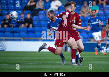 Oldham, Großbritannien. 7. Aug 2019. Oldham's Florian Gonzales versucht durch die Liverpool Verteidigung während des Leasing.com Trophy Match zwischen Oldham Athletic und Liverpool an Boundary Park, Oldham am Mittwoch, 7. August 2019. (Credit: Ian Charles | MI Nachrichten) Credit: MI Nachrichten & Sport/Alamy leben Nachrichten Stockfoto