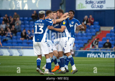Oldham, Großbritannien. 7. Aug 2019. Alex Iacovitti feiert sein Ziel mit seinem Teamkollegen während des Leasing.com Trophy Match zwischen Oldham Athletic und Liverpool an Boundary Park, Oldham am Mittwoch, den 7. August 2019. (Credit: Ian Charles | MI Nachrichten) Credit: MI Nachrichten & Sport/Alamy leben Nachrichten Stockfoto
