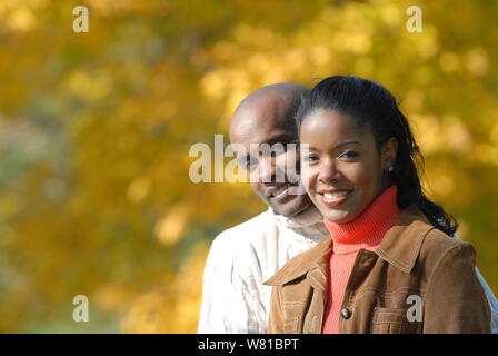 Paar in Pullover im Herbst Stockfoto