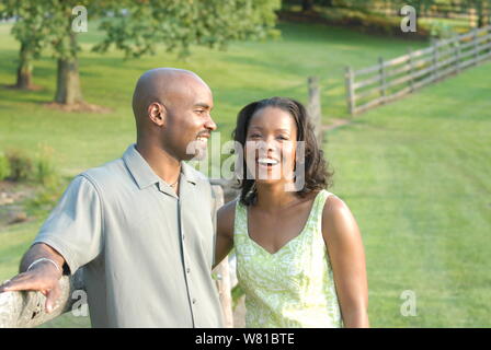 Junges Paar, einander zu lieben Stockfoto