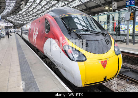 Jungfrau, Pendolino, Zug, In, Plattform, vor, Position, mit, London, an, Lime Street, Station, Liverpool, Stadt, Zentrum, Norden, Norden, Stadt, DE, GB, Großbritannien, Britische, Stockfoto