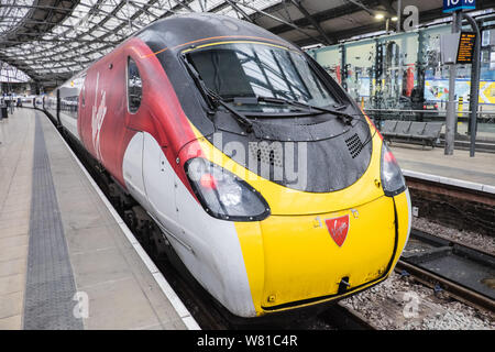 Jungfrau, Pendolino, Zug, In, Plattform, vor, Position, mit, London, an, Lime Street, Station, Liverpool, Stadt, Zentrum, Norden, Norden, Stadt, DE, GB, Großbritannien, Britische, Stockfoto