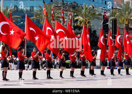 Izmir, Türkei - 19. Mai 2019: Feiern zum 19. Mai 2019 Gedenken an Mustafa Kemal Atatürk, der Jugend und des Sports Festival Izmir Konak der Türkei. Repub Stockfoto