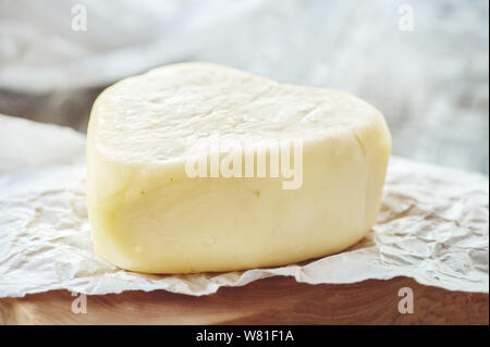 Der Suluguni-Käse ist ein traditioneller Kaukasus-Käse. Ein Stück Käse in Form eines Herzens. Suluguni ist selbstgemacht Stockfoto