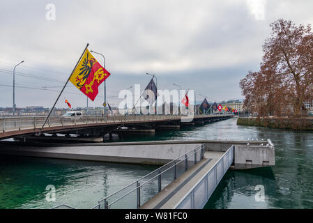 Blick auf modernes Design Fußgängerbrücke durch unter Pont du Mont-Blanc Brücke, die mit schweizer Fahnen auf Rhône und Genfer See eingerichtet. Stockfoto