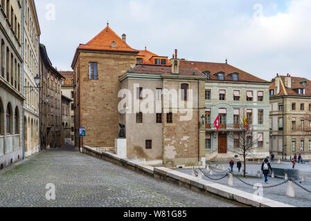 Plaza, Straße, Denkmal und historischen Gebäuden rund um Kathedrale St. Pierre und Internationales Museum der Reformation in Genf, Schweiz. Stockfoto