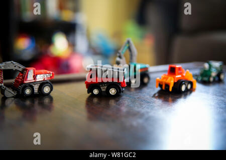Miniatur Spielzeug Lkw auf Tisch Stockfoto
