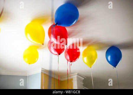 Bunte Helium-Filled Ballons an der Decke, Stockfoto
