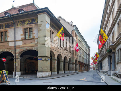 Outdoor street view auf der Straße zusammen mit alten Gebäuden und Schweizer gestalteten Fahnen in Genf, Schweiz. Stockfoto