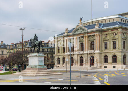 Outdoor street view des Grand Théâtre de Genève, Theater in Genf, und die Statue Denkmal in der Altstadt von Genf, Schweiz. Stockfoto