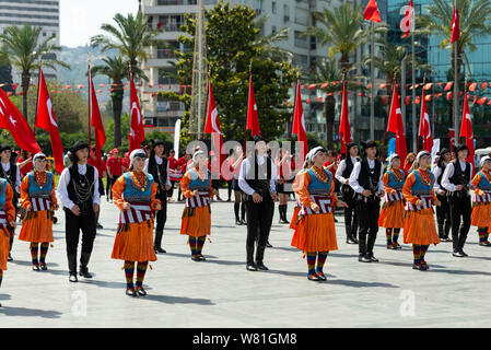 Izmir, Türkei - 19. Mai 2019: Feiern zum 19. Mai 2019 Gedenken an Mustafa Kemal Atatürk, der Jugend und des Sports Festival Izmir Konak der Türkei. Repub Stockfoto