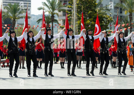 Izmir, Türkei - 19. Mai 2019: Feiern zum 19. Mai 2019 Gedenken an Mustafa Kemal Atatürk, der Jugend und des Sports Festival Izmir Konak der Türkei. Repub Stockfoto