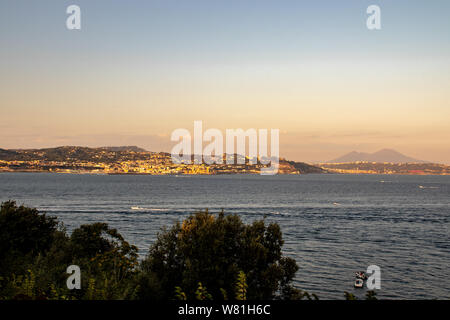 Bacoli, Neapel. Den Golf von Pozzuoli mit dem Vesuv im Hintergrund. Stockfoto