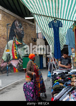 LONDON - AUGUST 2019: Brixton Dorf, Teil von Brixton Markt - eine lebendige indoor Lebensmittel und Waren Markt in South West London Stockfoto