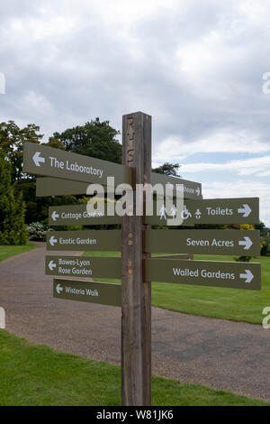 Wegweiser an der RHS Wisley, Surrey Stockfoto