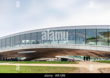 Außenansicht des Rolex Learning Center (EPFL) mit faszinieren konkrete undulating perforiertem Boden und Dach mit Glasfassade. Stockfoto