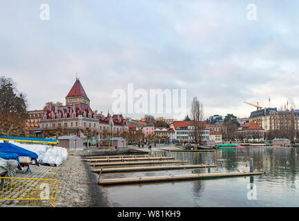 Im freien Landschaft der Promenade am Ufer des Genfer Sees und Hotel Château d'Ouchy an Ouchy-Olympique in Lausanne in der Schweiz während der bewölkten Abendhimmel. Stockfoto