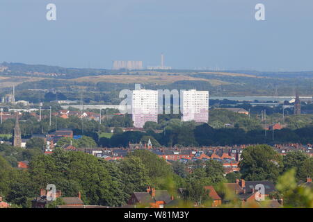 Ein Blick über Leeds aus Leysholme Antrieb im Wortley. Eggborough Power Station können fast 20 Meilen entfernt gesehen werden. Stockfoto