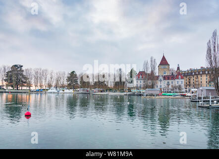 Im freien Landschaft der Promenade am Ufer des Genfer Sees und Hotel Château d'Ouchy an Ouchy-Olympique in Lausanne in der Schweiz während der bewölkten Abendhimmel. Stockfoto