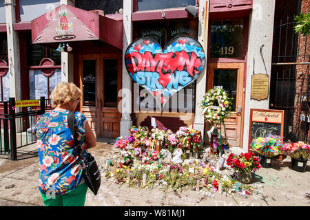 Eine Frau hält an einem Mahnmal auf der 5th Street an der Masse der Sonntag Morgen, nach links 9 Toten und 27 Verletzten, Mittwoch, 7. August 2019 in Dayton, Ohio. Trump zu sehen im nahegelegenen Krankenhaus besucht, aber nicht der Ort der Aufnahmen besuchen Sie vor dem Flug nach El Paso, Texas, die auch die Website wurde von einer Masse zu schießen. Stockfoto