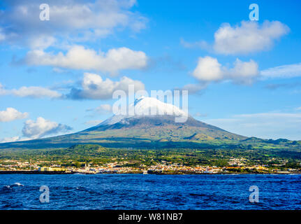 Den Berg Pico Vulkan westlichen Abhang und Stadt von Madalena aus Meer unter blauem Himmel und Wolken gesehen, in Azoren, Portugal. Stockfoto