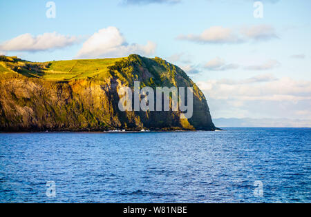 Die meisten östlichen Punkt der Insel Faial endet in steilen Felsen am Meer, in Azoren, Portugal. Stockfoto