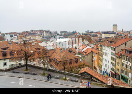 Draufsicht auf die Straße der Altstadt in Lausanne in der Schweiz mit Hintergrund der bewölkt bewölkten Himmel und Skyline über Genfer See aus der Kathedrale von Lausanne. Stockfoto