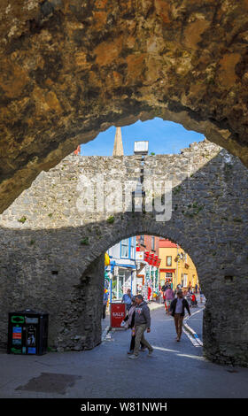 Blick auf das Stadtzentrum von Tenby durch fünf Bögen Tor in seiner historischen mittelalterlichen Stadtmauer, einen Ummauerten Badeort in Pembrokeshire, South Wales Küste Stockfoto