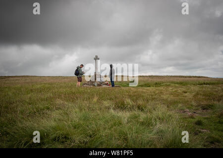 Spaziergänger auf Buckden Hecht, Yorkshire Dales National Park, Obere Wharfedale, North Yorkshire, England, Großbritannien Stockfoto