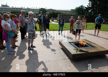 Touristische Besucher besuchen Sie die Ewige Flamme Memorial auf dem Gebiet der Mars in St. Petersburg, Russland 2019 Stockfoto