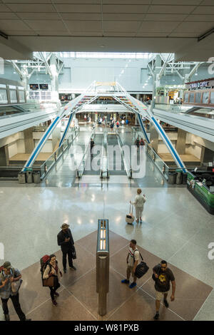 Von oben auf die in der Halle B am internationalen Flughafen Denver, Colorado, USA Suchen Stockfoto