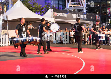 LOS ANGELES, Ca, USA - August 2, 2019: Downtown Dunkle Nächte Veranstaltung in L.A. In der Xbox Plaza wohnen. Eine drumline live Performance. Stockfoto