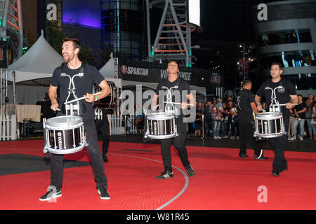 LOS ANGELES, Ca, USA - August 2, 2019: Downtown Dunkle Nächte Veranstaltung in L.A. In der Xbox Plaza wohnen. Eine drumline live Performance. Stockfoto