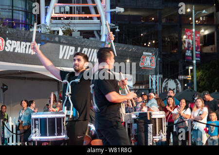 LOS ANGELES, Ca, USA - August 2, 2019: Downtown Dunkle Nächte Veranstaltung in L.A. In der Xbox Plaza wohnen. Eine drumline live Performance. Stockfoto