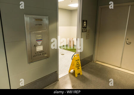 Service Tier/pet-relief Zimmer, Platz am Denver International Airport Terminal B Stockfoto