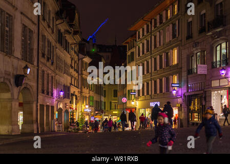 Nachts beleuchteten Kulisse des promenade Einkaufsviertel rund um die Place de la Palud im Inneren Altstadt dekoriert mit Licht von Weihnachten in Lausanne. Stockfoto